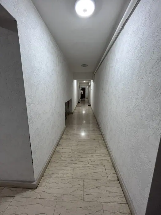 Coridor luminat pe toată lungimea, bloc finalizat Dristor