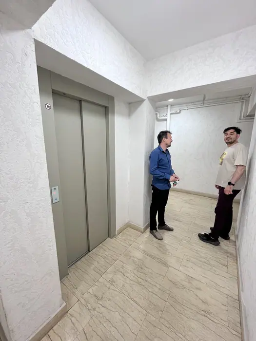 Liftul și holul finisat din blocul Dristor Apartments