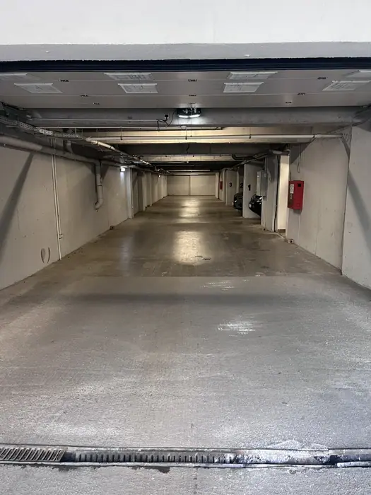 Parcare subterană cu locuri largi, Dristor Apartments