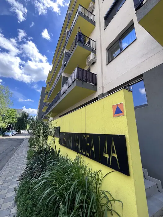 Semnul Dristor Apartments de la intrarea în bloc